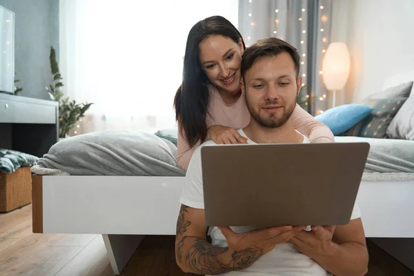 Young Couple Bedroom Happy Look Photo Laptop Guy His Girlfriend — Stockfoto