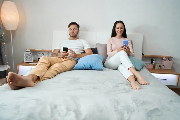 Handsome Man Woman Settled Phones Large Bed Immersed Themselves Communication — Foto de Stock