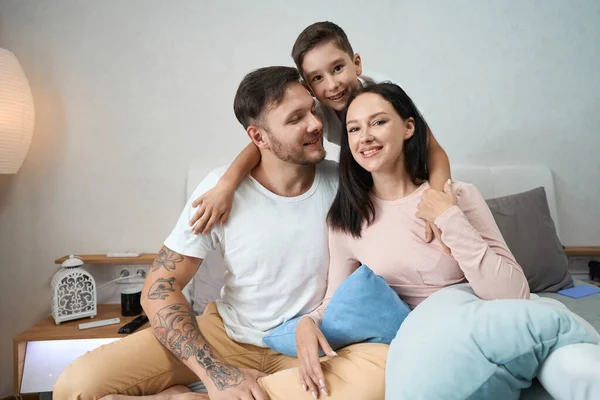 Dad Mom Tender Embrace Loving Teenager Son Large Comfortable Bed — Stockfoto