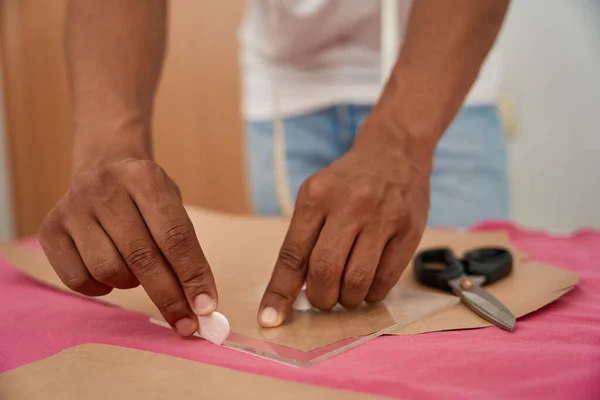 Cropped Head Close Man Hands Making Patterns Desk Scissors Cloth — Stockfoto