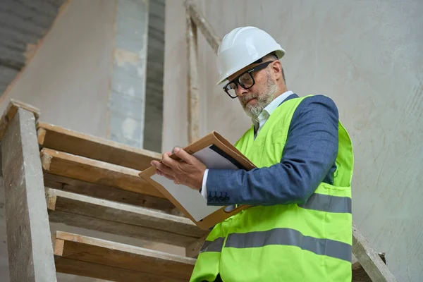 Portrait Male Foreman Protective Helmet Construction Site Who Makes Notes — Stockfoto