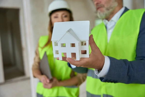 Foreman Shows Real Estate Manager Miniature House Construction Progress — Zdjęcie stockowe