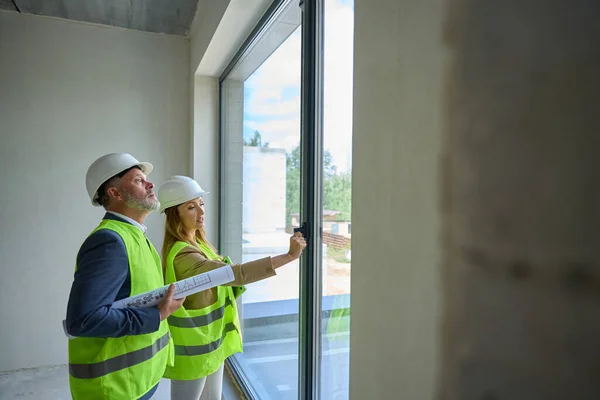 Realtor Foreman Carefully Examining Glass Door Large Window All Way — Stockfoto