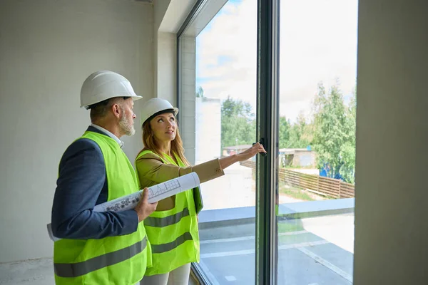 Foreman Suit Protective Helmet Together Pretty Manager Inspecting Unfinished House — Stockfoto
