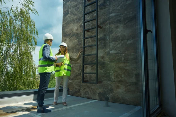 Manager Protective Helmet Talking Foreman While Standing Balcony Large Modern — Stockfoto