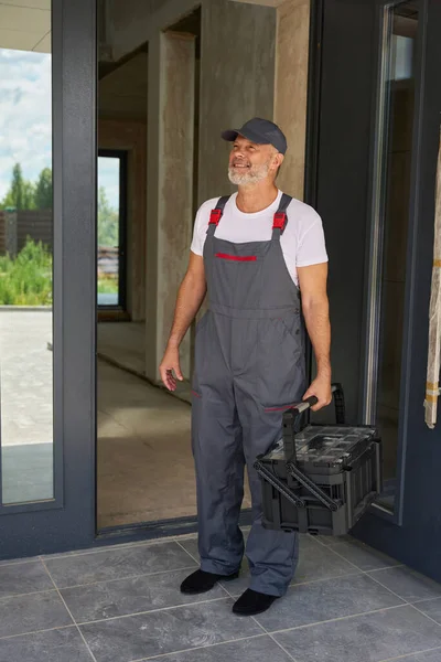 Bearded Builder Overalls Suitcase Tools Stands Front Front Door House — ストック写真