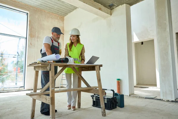 Realtor Shows Builder Blueprints Open Laptop Lies Wooden Table Man — ストック写真