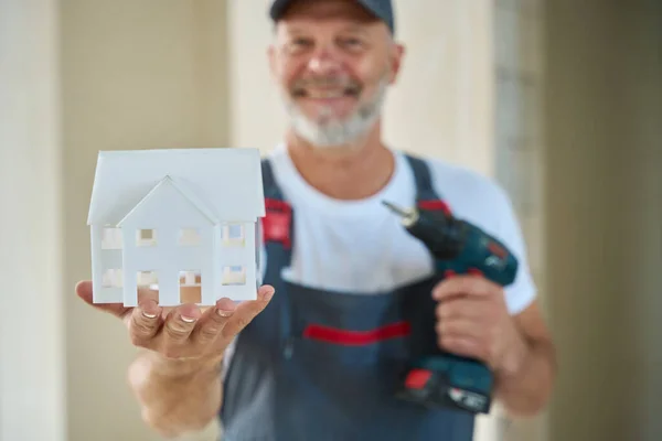 Photo Smiling Construction Worker Baseball Cap Overalls Holding House Model — ストック写真