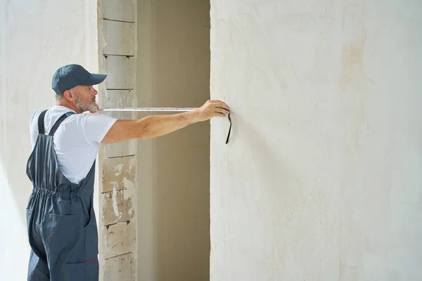 Builder Overalls Measures Width Doorway Tape Measure Man Construction Site — Stockfoto