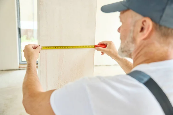 Close Construction Worker Measuring Width Walls Construction Site Tape Measure — ストック写真