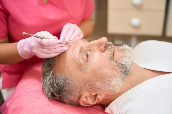 Cosmetologist Cleans Face Skin Uno Spoon Pollution Beauty Salon Cropped — Stock Photo, Image