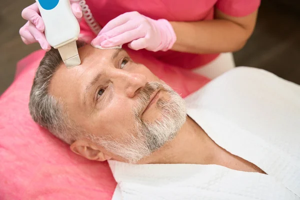 Woman Hand Beautician Makes Male Procedure Ultrasonic Cleaning Face Beauty — ストック写真