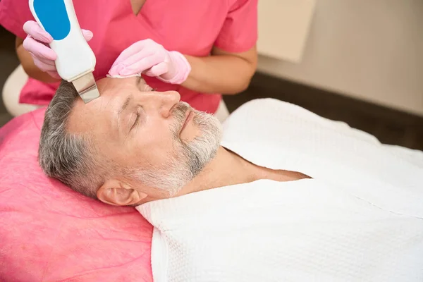 Woman Cosmetologist Performs Ultrasonic Cleaning Face Man Beauty Salon Cropped — Stock Photo, Image