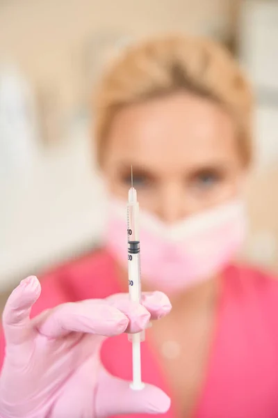 Woman Cosmetologist Holds Her Hand Syringe Injection Beauty Salon — Photo