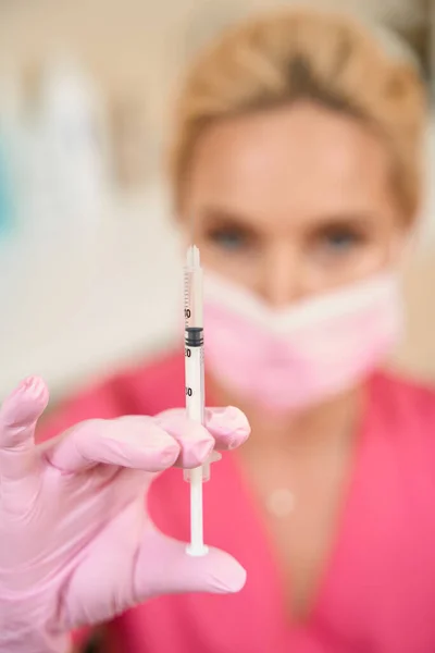 Woman Beautician Bleeds Air Beauty Injection Syringe Beauty Salon — Foto de Stock