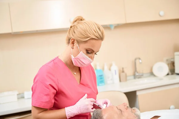 Woman Cosmetologist Mask Makes Beauty Injection Man Beauty Salon — Foto de Stock