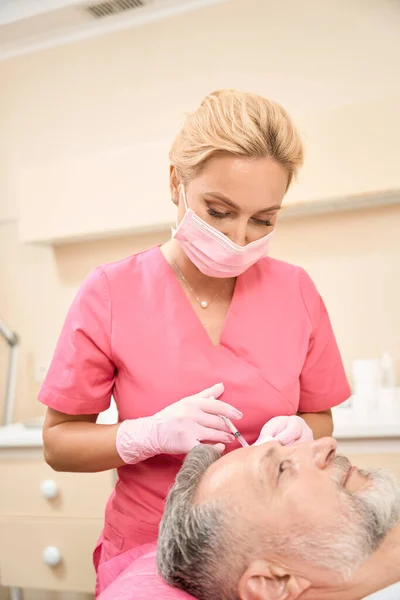 Woman Beautician Makes Beauty Injection Man Temple Beauty Salon — ストック写真