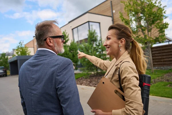 Real Estate Agent Shows Client Man Modern House Woman Holding — Stock fotografie
