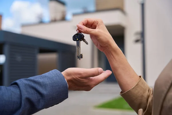 Close Woman Hand Passing Keys Man Hand Backdrop Beautiful Modern — Stock fotografie