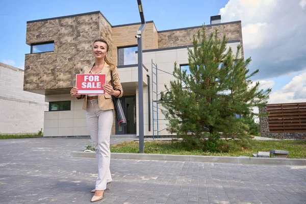 Realtor Stands Sign His Hands Sale Woman Stands Front New — Stockfoto