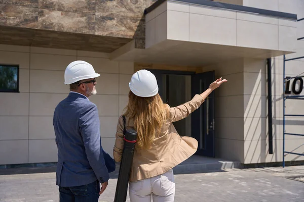 Realtor Woman Shows New House Client Stand Street Front Entrance — Foto de Stock
