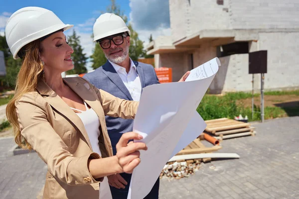Real Estate Agent Shows House Project Client Man Woman Protective — Stockfoto