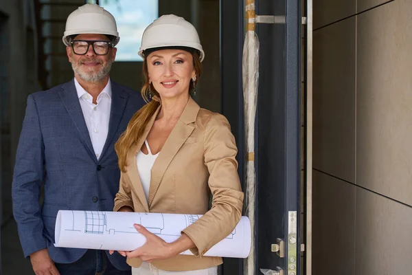 Smiling Man Glasses Suit Female Sales Manager Keeps Project Home — Zdjęcie stockowe