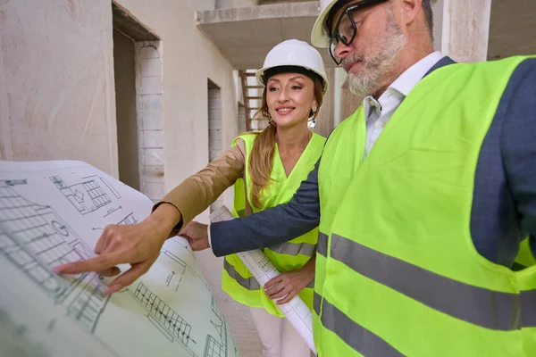 Foreman Holds Expanded Drawing House His Hands Realtor Points His — Stockfoto