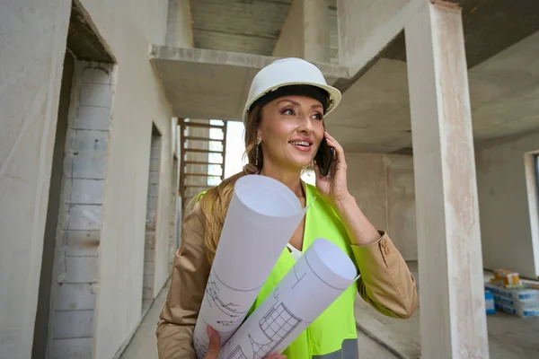 Pretty Sales Manager Talking Phone Unfinished House Portrait Woman — Stockfoto