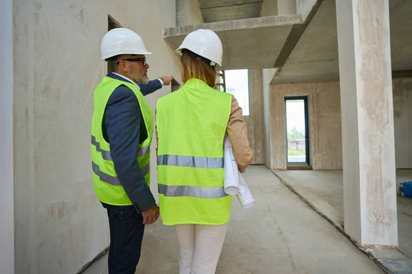 Realtor Drawings His Hands Foreman Talking Standing Unfinished House Backs — Stockfoto