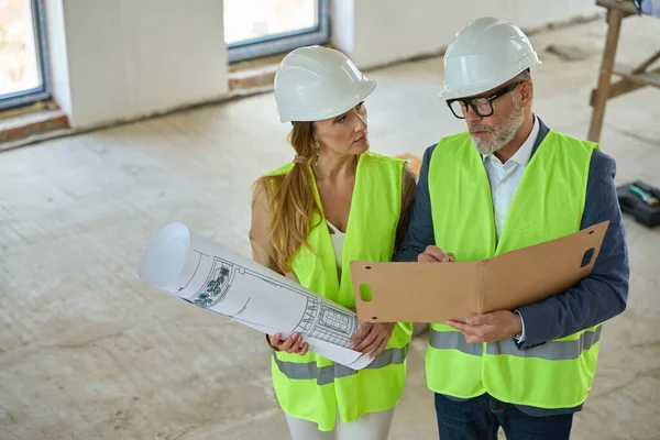 Foreman Man Holds Open Folder Discusses Real Estate Manager Stand — Stockfoto