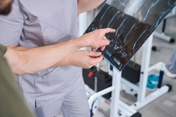 Doctor Patient Examining Rays Injuries Modern Rehabilitation Center — 图库照片