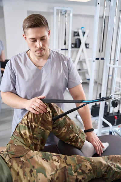 Caring Doctor Military Rehabilitation Center Works Patient Knee Joint Uses — ストック写真