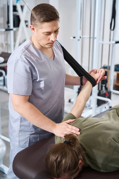 Rehabilitator Works Patient Military Hospital Man Uses Special Simulator Develop — Stockfoto