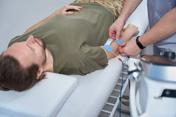 Military Man Lies Couch Hardware Procedure Physiotherapist Attaches Electrodes Patient — Photo
