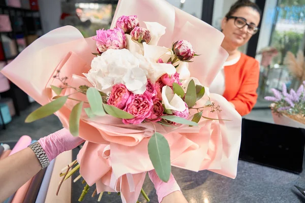 Close Chic Bouquet Being Picked Female Customer Flower Shop — Stok fotoğraf