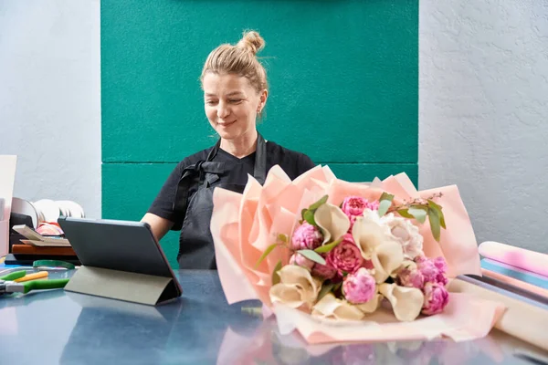 Portrait Smiling Female Florist Counter Flower Shop Looking Clipboard Nearby —  Fotos de Stock