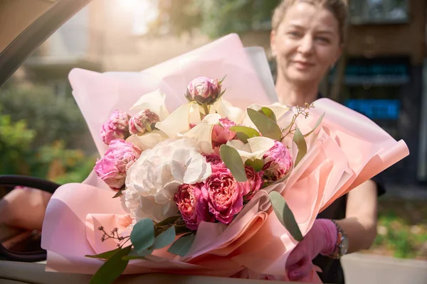 Young Female Florist Giving Away Beautiful Bouquet Flowers While Standing — Photo