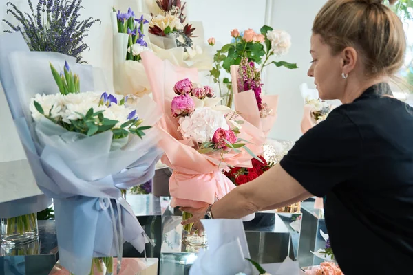 Focused Female Florist Puts Matchless Bouquet Flowers Vase Stand Sale — Stockfoto