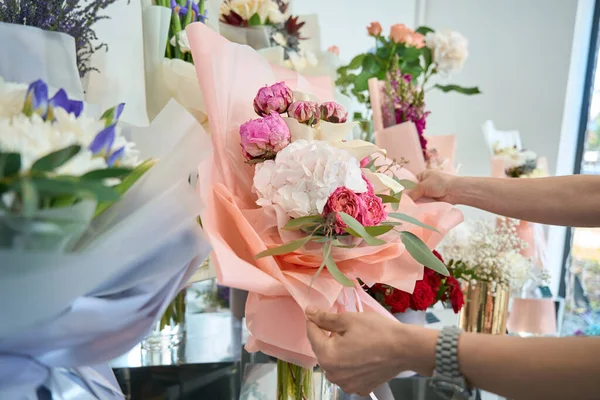 Female Hands Florist Correct Decorative Packaging Author Bouquet Flowers Window — Stockfoto