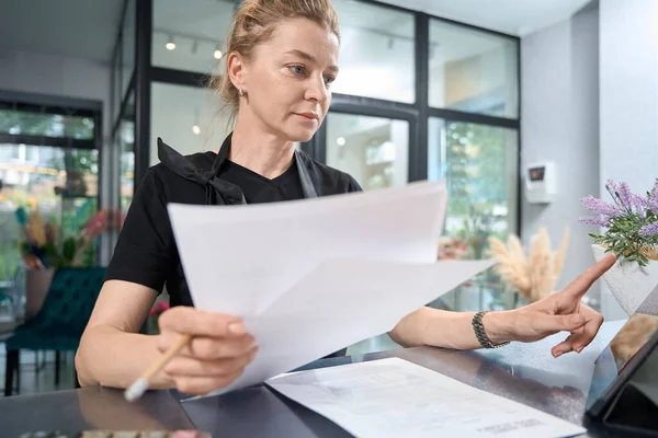 Thoughtful Female Florist Businesswoman Reviewing Paperwork Working Tablet Sitting Flower — Foto de Stock