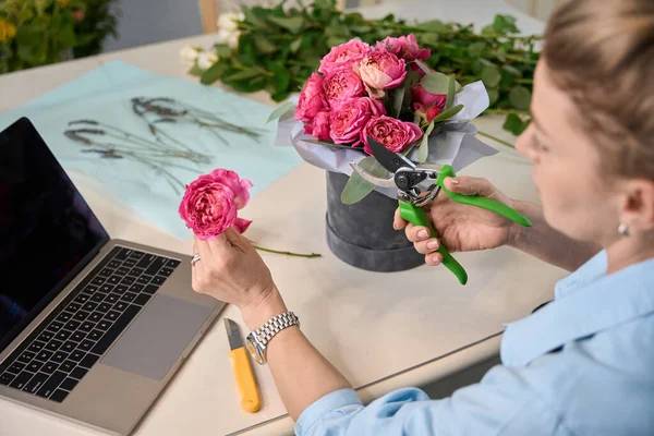 Charming Female Florist Teaches Create Flower Arrangements Box Sitting Floral —  Fotos de Stock