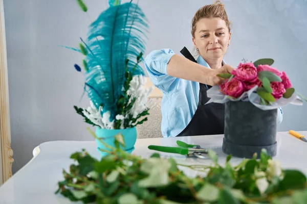 Чарівний Власник Магазину Сидить Столом Робить Розташування Квітів Коробці Поруч — стокове фото