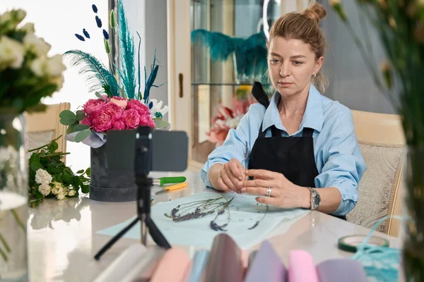 Woman Florist Holds Sprigs Lavender Sitting Table Florist Shop Online — Foto de Stock