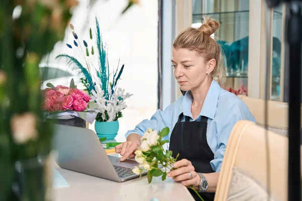 Florist Sits Front Open Laptop Online Workshop Holds Rose Sprig —  Fotos de Stock