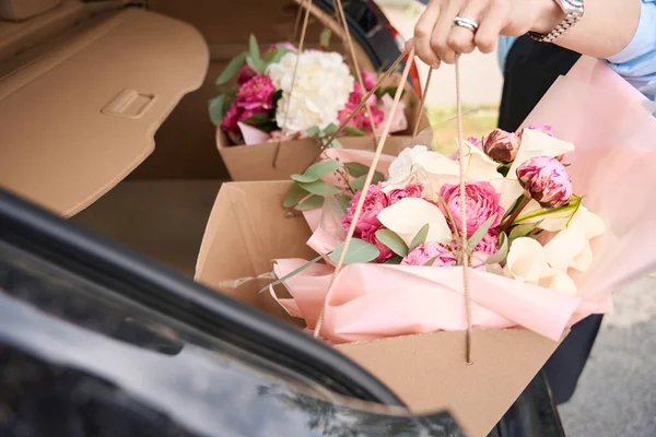 Close Photo Beautiful Bouquets Flowers Packages Female Hands Put Trunk — Stockfoto