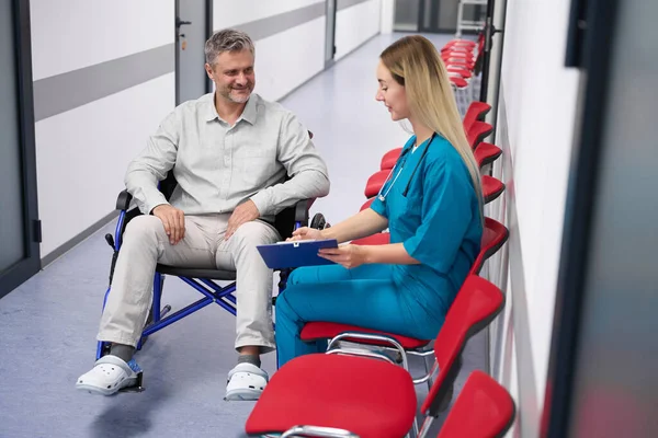 Two People Communicate Each Other Bright Foyer Hospital — Foto Stock