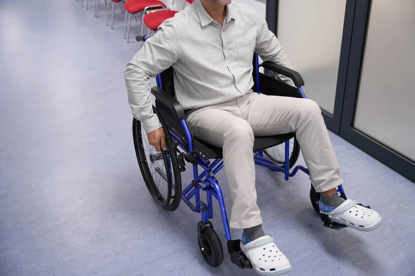 Man Light Colored Clothes Rides Wheelchair Hospital Corridor — Fotografia de Stock