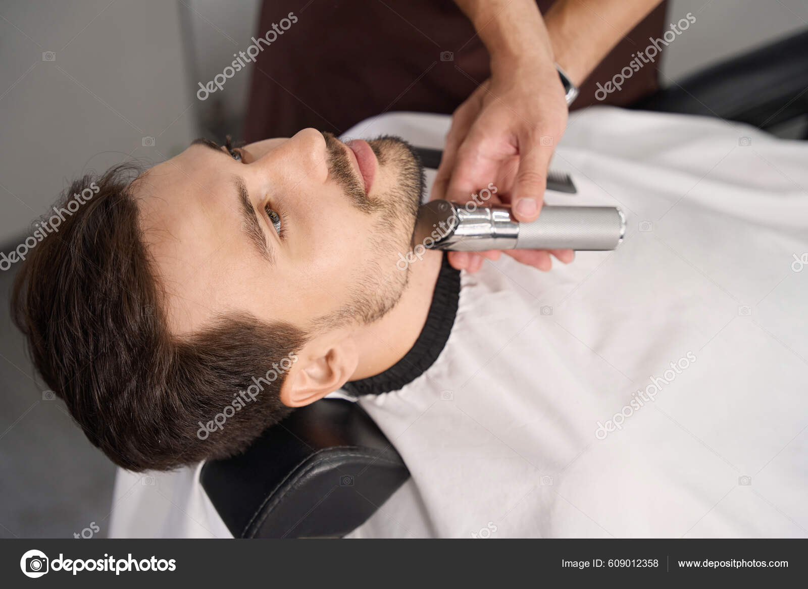 Foto Close Cavalheiro Cabelos Escuros Com Cabeça Inclinada Para Trás — Foto  © yacobchuk1 #609012358, image size:1600x1167