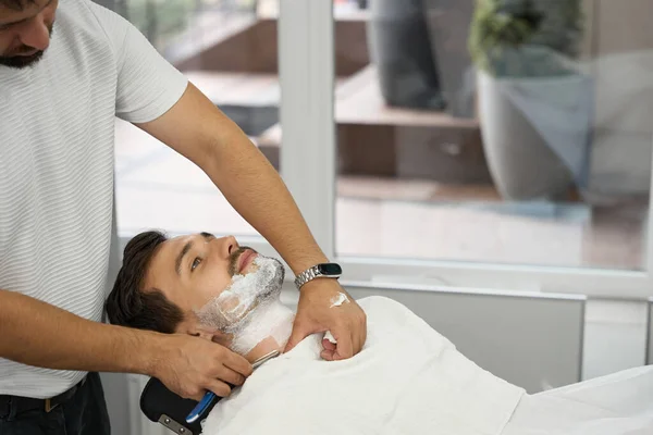 Copiar Espaço Tiro Morena Homem Deitado Volta Cadeira Barbearia Receber — Fotografia de Stock